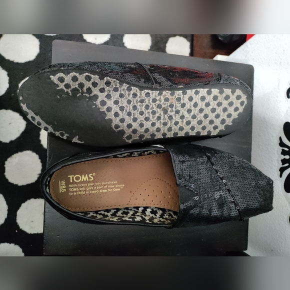 Toms Black Sequin Flats Loafers Shoes size 8.5 - Picture 2 of 2